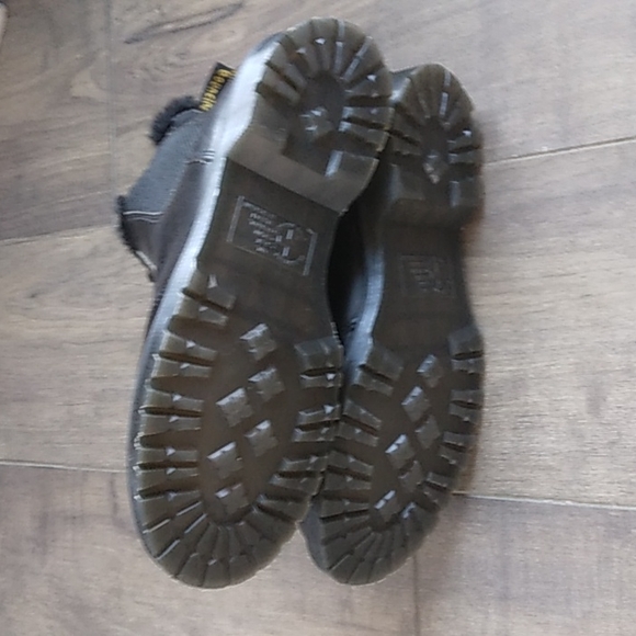 DR. MARTENS AIRWAIR BLACK LEATHER SHEARLING TRIM BOOTS WOMANS 10/42 - Picture 6 of 10